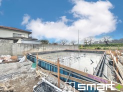 ～ベタ基礎でしっかりとした土台～
・コンクリートの中に鉄筋を配し強度を高めた「ベタ基礎」を採用。
・しっかりとした土台を造ったうえで、その上に建物が築造されていきます。
