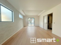 ～穏やかな陽の入るＬＤＫ～
・大きな窓のあるＬＤＫは陽当りも良好で明るい空間となっております。
・ご家族団らんなど過ごす時間の多いＬＤＫが明るいのは嬉しいポイントですね。
(１号棟)