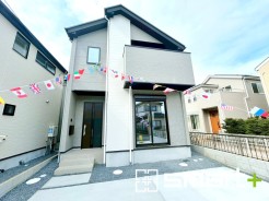 ～モダンな印象を与える外観～
・シックな色彩の２トーンカラーを採用する事でモダンでお洒落な印象の外観となっております。
・毎日家に帰ってくることが誇らしくなる高級感のある仕様。
(１号棟)