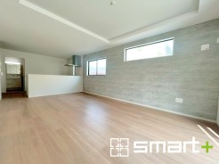 ～折り上げ天井のあるＬＤＫ～
・一部天井を高くする折り上げ天井を配する事で縦への空間が生まれ、開放感のある広々とした仕様に。
・ぜひ現地でその魅力をご体感くださいませ。
(１号棟)