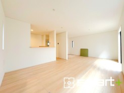 ～日当り良好のＬＤＫ～
・たくさんの窓からたっぷりの陽光が差し込む明るいリビングで寛ぎのひと時を。
・柔らかみのあるナチュラルカラーで、家具やカーテンの色も選びやすいですね。
(１号棟)