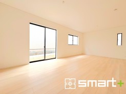 ～穏やかな陽の入るＬＤＫ～
・大きな窓のあるＬＤＫは陽当りも良好で明るい空間となっております。
・ご家族団らんなど過ごす時間の多いＬＤＫが明るいのは嬉しいポイントですね。
(１号棟)