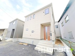 ～シンプルかつオシャレな白い外観～
・外壁をホワイトカラーにする事でクラシカルな印象の外観になりますね。
・高級感も出るので毎日家に帰るのが誇らしくなります。ぜひ現地でご確認くださいませ。
(１号棟)