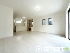 ～余裕の空間が広がるＬＤＫ～
・２０帖あるＬＤＫはご家族団らんのお時間を余裕の広さで演出してくれます。
・ご内覧の際は家具の配置などもイメージしながらご覧くださいませ。
