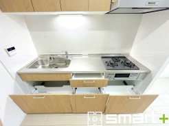 ～使い勝手の良いシステムキッチン～
・料理がしやすい設計のキッチンでお料理もはかどりますね。
・もちろんキッチン下部は収納になっておりますので、フライパンなども収納可能です。
