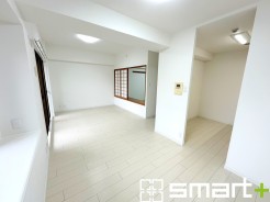 ～穏やかな陽の入るＬＤＫ～
・大きな窓のあるＬＤＫは陽当りも良好で明るい空間となっております。
・ご家族団らんなど過ごす時間の多いＬＤＫが明るいのは嬉しいポイントですね。
