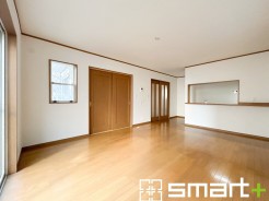 ～余裕の空間が広がるＬＤＫ～
・１２帖あるＬＤＫはご家族団らんのお時間を余裕の広さで演出してくれます。
・ご内覧の際は家具の配置などもイメージしながらご覧くださいませ。
