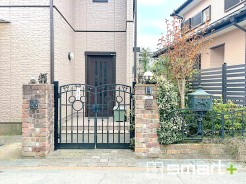 ～お住まいの顔「玄関」～
・玄関ドアの上にはもちろん軒がございますので、雨の日でも濡れずに鍵の開閉が可能です。
・鍵は防犯性に優れたディンプルキーを採用。
