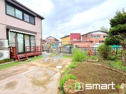 ～広々したお庭のある邸宅～
・余裕の敷地には広いお庭もご用意。
・ガーデニングや安らぎの空間として、倉庫を置いたりと様々な活用が可能です。
・人工芝の敷設などもお気軽にご相談くださいませ。
