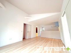 ～窓からはたっぷりの陽光～
・穏やかな陽だまりに包まれる居心地の良いＬＤＫは、ご家族が自然と集まる憩いのスペースに。
・料理と洗濯、片付けなど並行して家事を進める時に便利な回遊動線。
