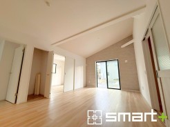 ～穏やかな陽の入るＬＤＫ～
・大きな窓のあるＬＤＫは陽当りも良好で明るい空間となっております。
・ご家族団らんなど過ごす時間の多いＬＤＫが明るいのは嬉しいポイントですね。
