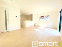 ～穏やかな陽の入るＬＤＫ～
・大きな窓のあるＬＤＫは陽当りも良好で明るい空間となっております。
・ご家族団らんなど過ごす時間の多いＬＤＫが明るいのは嬉しいポイントですね。
(３号棟)