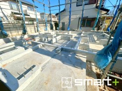 ～ベタ基礎でしっかりとした土台～
・コンクリートの中に鉄筋を配し強度を高めた「ベタ基礎」を採用。
・しっかりとした土台を造ったうえで、その上に建物が築造されていきます。
(Ａ号棟)