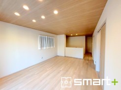 ～穏やかな陽の入るＬＤＫ～
・大きな窓のあるＬＤＫは陽当りも良好で明るい空間となっております。
・ご家族団らんなど過ごす時間の多いＬＤＫが明るいのは嬉しいポイントですね。
