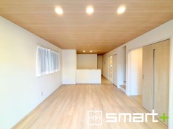 ～ナチュラルな色彩のＬＤＫ～
・自然な風合いの色味で纏められたＬＤＫは家具のコーディネートもしやすくなっております。
・どんなインテリアにするか、考えるだけでも楽しくなりますね。
