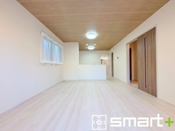 ～穏やかな陽の入るＬＤＫ～
・ご家族でゆったり寛げる広々リビングは、大きな窓からたっぷりの陽光が差し込む明るい空間。
・料理と洗濯、片付けなど並行して家事を進める時に便利な回遊動線。