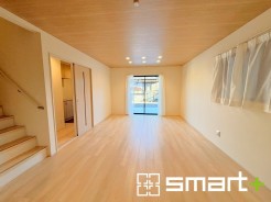 ～開放的なリビングイン階段～
・ご家族のお出掛けや帰宅がわかるリビングイン階段。自然とコミュニケーションが増えますね。
・窓からたっぷりの陽光が差し込むＬＤＫは明るく開放的な空間になります。