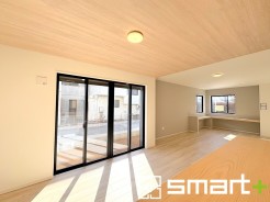 ～窓からはたっぷりの陽光～
・穏やかな陽だまりに包まれる居心地の良いＬＤＫは南側に大開口の窓があるので明るく開放的な空間になります。
・柔らかみのあるナチュラルカラーで、家具やカーテンの色も選びやすいですね。
