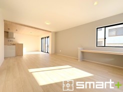 ～スタディカウンターをご用意～
・テレワークスペースやお子様の勉強スペースとして、家事スペースとして、など様々な使い方のできるスタディカウンターをご用意。
・足元からポカポカ床暖房付きリビング。