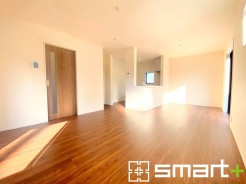 ～穏やかな陽の入るＬＤＫ～
・大きな窓のあるＬＤＫは陽当りも良好で明るい空間となっております。
・ご家族団らんなど過ごす時間の多いＬＤＫが明るいのは嬉しいポイントですね。
(１号棟)
