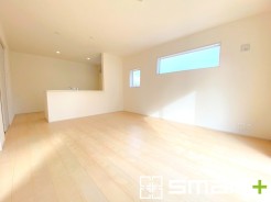 ～穏やかな陽の入るＬＤＫ～
・大きな窓のあるＬＤＫは陽当りも良好で明るい空間となっております。
・ご家族団らんなど過ごす時間の多いＬＤＫが明るいのは嬉しいポイントですね。
