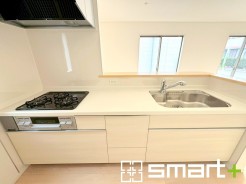 ～人気のカウンターキッチン～
・キッチンには余計な柱が無いので、リビングが見渡せ開放感のある造りとなっております。
・蛇口には浄水器が内蔵されるなど機能面でも優れたキッチンです。
