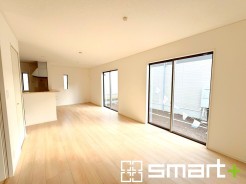 ～穏やかな陽の入るＬＤＫ～
・大きな窓のあるＬＤＫは陽当りも良好で明るい空間となっております。
・ご家族団らんなど過ごす時間の多いＬＤＫが明るいのは嬉しいポイントですね。