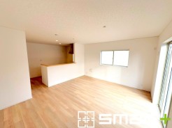 ～穏やかな陽の入るＬＤＫ～
・大きな窓のあるＬＤＫは陽当りも良好で明るい空間となっております。
・ご家族団らんなど過ごす時間の多いＬＤＫが明るいのは嬉しいポイントですね。
