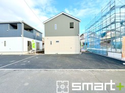 ～スタイリッシュな外観～
・重厚感のあるグレーと清潔感のあるホワイトの組み合わせで、洗練されたクールな雰囲気に。
・２色のコントラストがオシャレでスタイリッシュな外観に見せてくれますね。
