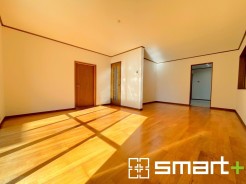 ～穏やかな陽の入るＬＤＫ～
・大きな窓のあるＬＤＫは陽当りも良好で明るい空間となっております。
・ご家族団らんなど過ごす時間の多いＬＤＫが明るいのは嬉しいポイントですね。
