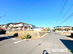 ～開放感ある角地のお住まい～
・２方向が空く事で開放感のある角地に位置しております。
・窮屈な感じが無く、ゆったりと暮らせるこの魅力をぜひ現地でご体感くださいませ。
