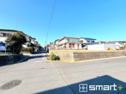 ～十分な広さのある前面道路～
・前面道路は約6ｍございますので、お車でのすれ違いも楽々で余計なストレスがかかりません。
・日々お車での移動が多い方には大切なポイントですね。
