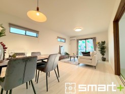 ～穏やかな陽の入るＬＤＫ～
・大きな窓のあるＬＤＫは陽当りも良好で明るい空間となっております。
・ご家族団らんなど過ごす時間の多いＬＤＫが明るいのは嬉しいポイントですね。
