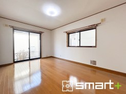 ～穏やかな陽の入るＬＤＫ～
・大きな窓のあるＬＤＫは陽当りも良好で明るい空間となっております。
・ご家族団らんなど過ごす時間の多いＬＤＫが明るいのは嬉しいポイントですね。
