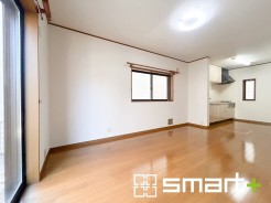 ～日当り良好のＬＤＫ～
・たくさんの窓からたっぷりの陽光が差し込む明るいリビングで寛ぎのひと時を。
・柔らかみのあるナチュラルカラーで、家具やカーテンの色も選びやすいです。
