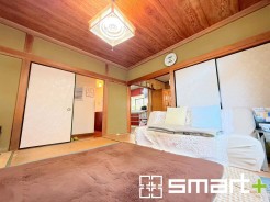 ～余裕の空間が広がるＬＤＫ～
・広々している和室はご家族団らんのお時間を余裕の広さで演出してくれます。
・ご内覧の際は家具の配置などもイメージしながらご覧くださいませ。
