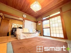 ～穏やかな陽の入る和室～
・大きな窓のある和室は陽当りも良好で明るい空間となっております。
・ご家族団らんなど過ごす時間の多い和室が明るいのは嬉しいポイントですね。
