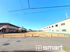 ～十分な広さのある前面道路～
・前面道路は約６ｍございますので、お車でのすれ違いも楽々で余計なストレスがかかりません。
・日々お車での移動が多い方には大切なポイントですね。
