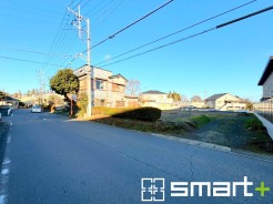 ～十分な広さのある前面道路～
・前面道路は約６ｍございますので、お車でのすれ違いも楽々で余計なストレスがかかりません。
・日々お車での移動が多い方には大切なポイントですね。

