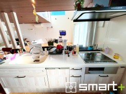 ～人気のカウンターキッチン～
・キッチンには余計な柱が無いので、リビングが見渡せ開放感のある造りとなっております。
・蛇口には浄水器が内蔵されるなど機能面でも優れたキッチンです。
