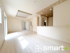 ～折下げ天井でオシャレな空間～
・キッチン部分に折下げ天井を施すことでリビングが広く見える効果もあり、開放的な空間が広がります。
・リビングが広く見える効果もあり、開放的な空間が広がります。