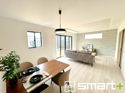 ～日当り良好のＬＤＫ～
・たくさんの窓からたっぷりの陽光が差し込む明るいリビングで寛ぎのひと時を。
・アクセントクロスを加えることでシンプルなお部屋にメリハリが生まれオシャレな雰囲気に。
(２号棟)