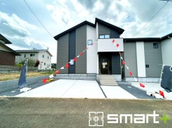 ～スタイリッシュな外観～
・外壁はシックな色彩でデザイン性に優れた見た目となっております。
・濃い目のカラーにホワイトの指し色を入れることによって、オシャレな外観に仕上がっています。
(２号棟)