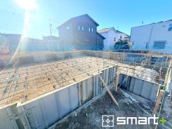 ～ベタ基礎でしっかりとした土台～
・コンクリートの中に鉄筋を配し強度を高めた「ベタ基礎」を採用。
・しっかりとした土台を造ったうえで、その上に建物が築造されていきます。
