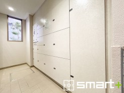 ～閑静な住宅街の立地～
・周辺は閑静な住宅街となっておりますので、静かな暮らしをご実現いただけます。
・前面道路の交通量も多くないので、小さなお子様がいるご家庭でもご安心ですね。
