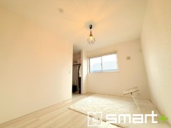 ～ゆったりくつろげる洋室～
・温かみのある光と広がる空間が、心地よいひとときを演出します。
・自分時間をゆったり楽しめる、丁度良いお部屋。
