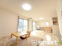 ～余裕の空間が広がるＬＤＫ～
・20帖あるＬＤＫはご家族団らんのお時間を余裕の広さで演出してくれます。
・ご内覧の際は家具の配置などもイメージしながらご覧くださいませ。
