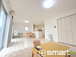 ～ナチュラルな色彩のＬＤＫ～
・自然な風合いの色味で纏められたＬＤＫは家具のコーディネートもしやすくなっております。
・どんなインテリアにするか、考えるだけでも楽しくなりますね。
