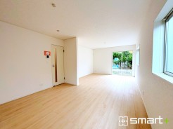 ～余裕の空間が広がるＬＤＫ～
・２０帖あるＬＤＫはご家族団らんのお時間を余裕の広さで演出してくれます。
・ご内覧の際は家具の配置などもイメージしながらご覧くださいませ。
