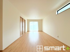 ～穏やかな陽の入るＬＤＫ～
・大きな窓のあるＬＤＫは陽当りも良好で明るい空間となっております。
・ご家族団らんなど過ごす時間の多いＬＤＫが明るいのは嬉しいポイントですね。
(Ａ号棟)